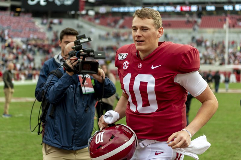 Teammates 'love the way' Tide QB Mac Jones throws the ball