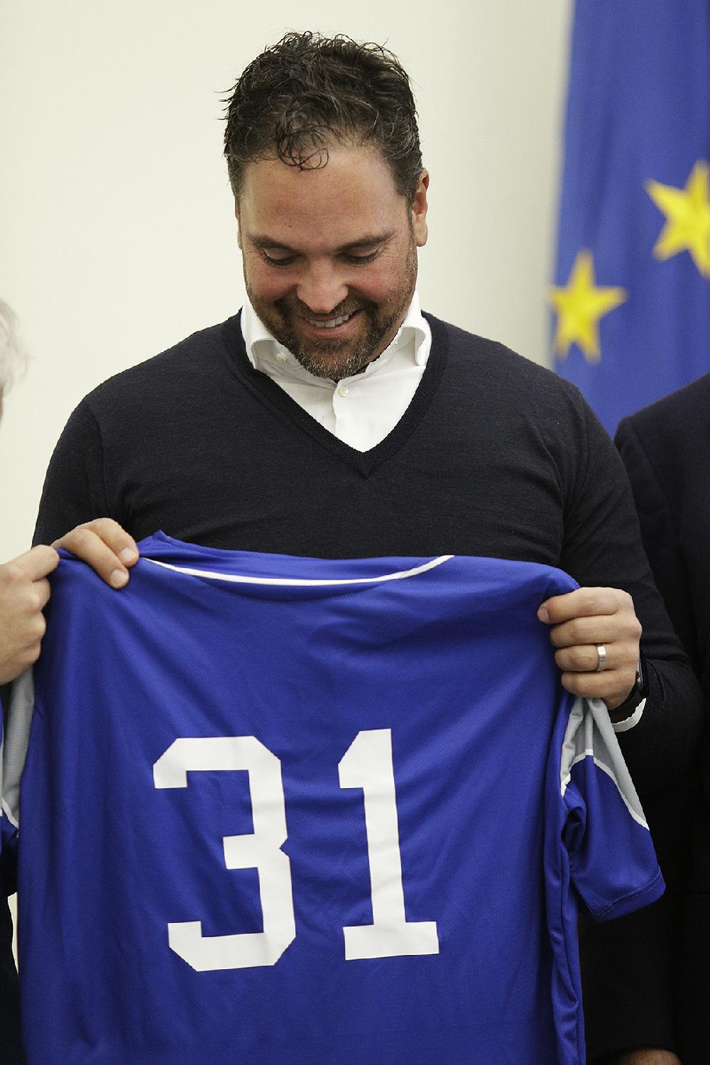 Team Italy manager Mike Piazza joined by fellow Hall of Famers