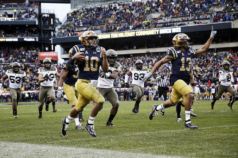 Navy’s Malcolm Perry (10) ran 55 yards for a first-half touchdown in Navy’s 31-7 victory over Army on Saturday at Lincoln Financial Field in Philadelphia. Perry rushed for 304 yards and two touchdowns.