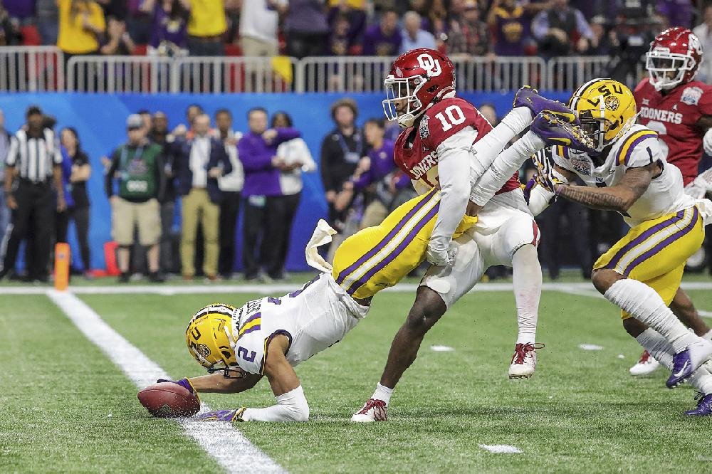 Burrow Throws 7 TDs, No. 1 LSU Routs No. 4 Oklahoma 63-28