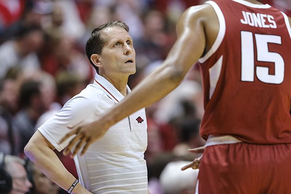 Arkansas head coach Eric Musselman, left, talks with player Mason Jones in the first half of an NCAA college basketball game against Indiana in Bloomington, Ind., Sunday, Dec. 29, 2019. (AP Photo/AJ Mast)


