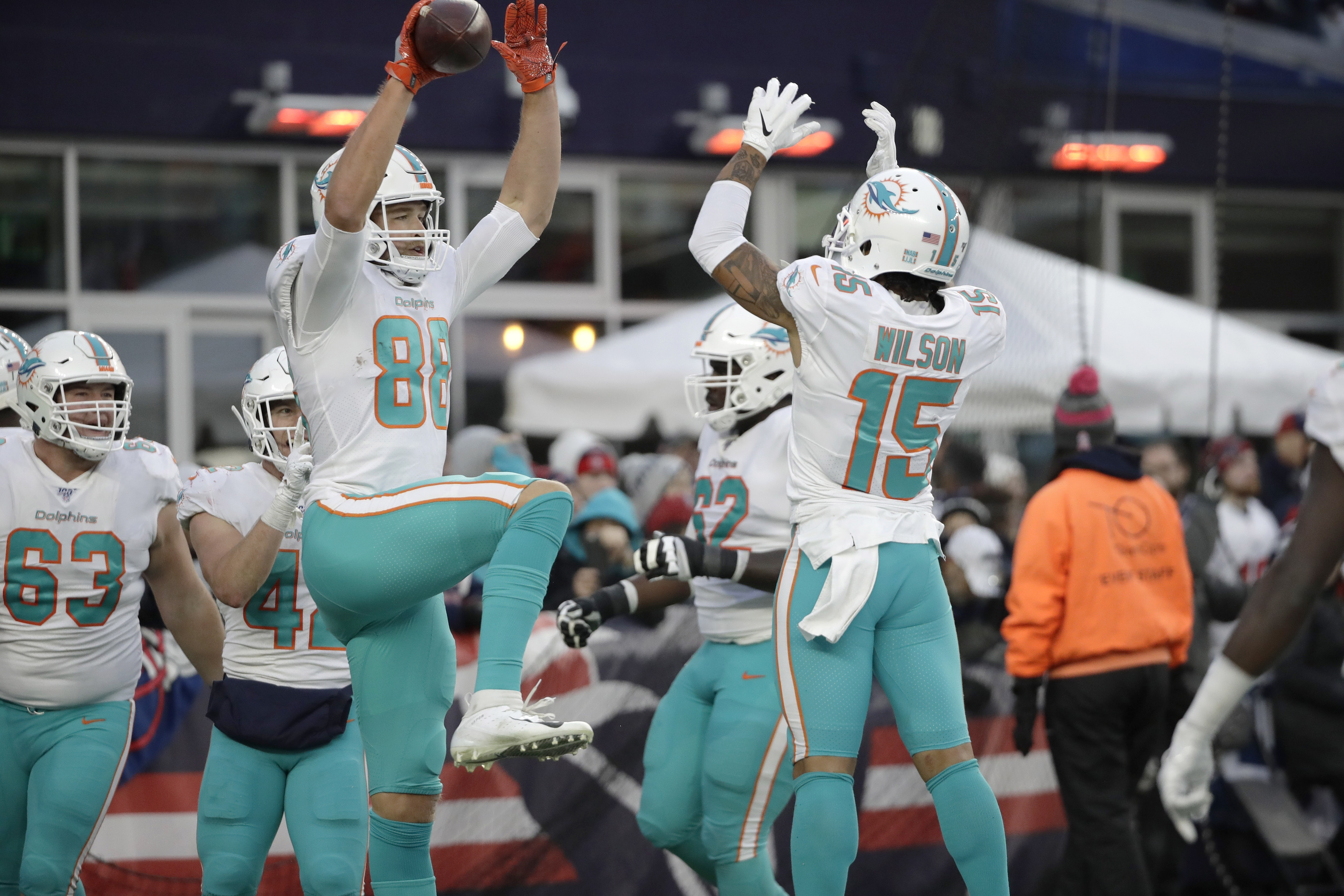 Dolphins stun Pats; Cowboys top Redskins, miss playoffs
