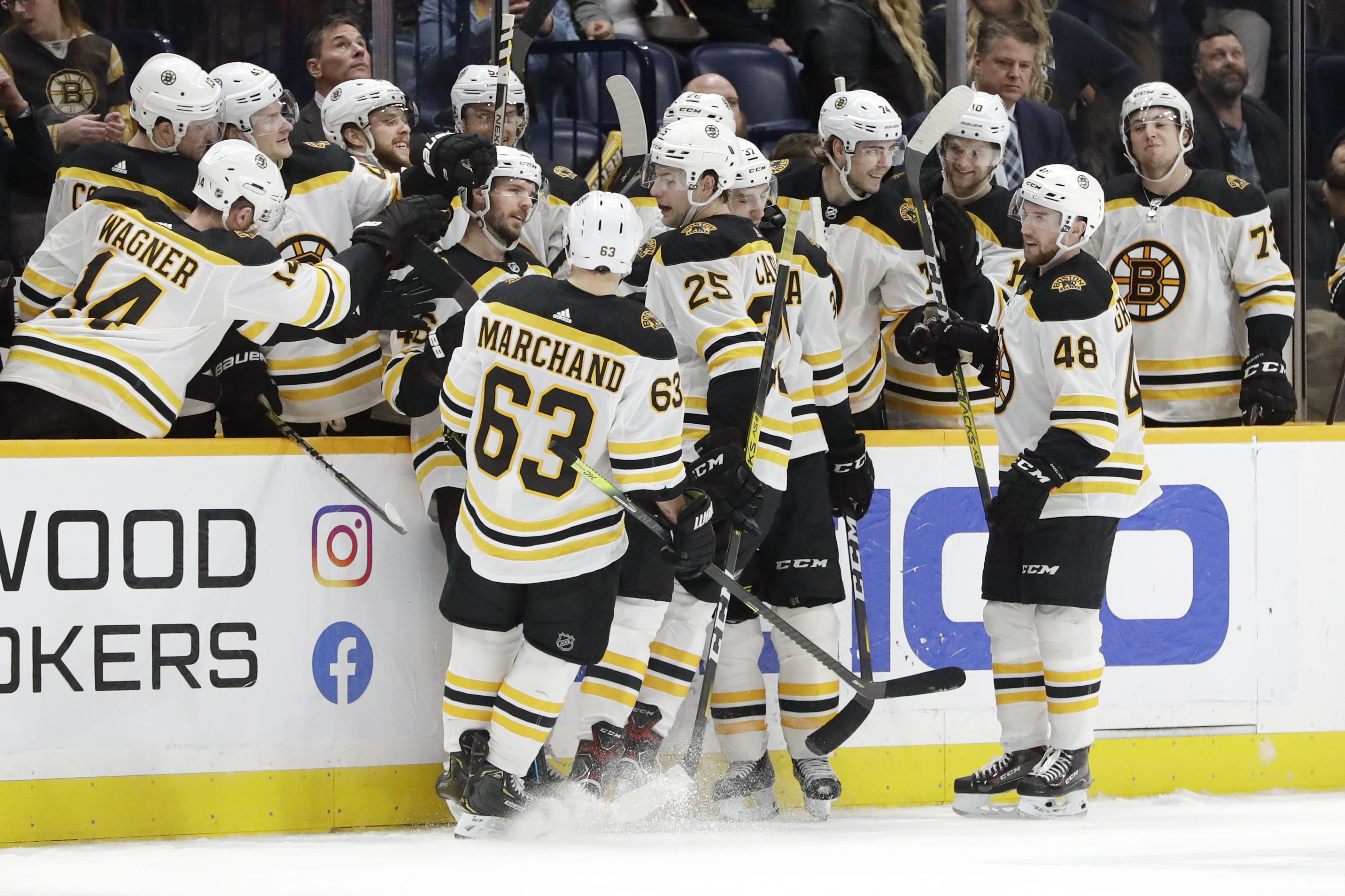 Rask return, Pastrnak hat trick help Bruins beat Flyers 3-2