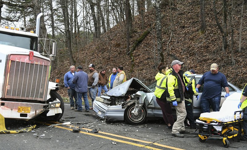 (video) Head-on collision closes highway | Hot Springs Sentinel Record