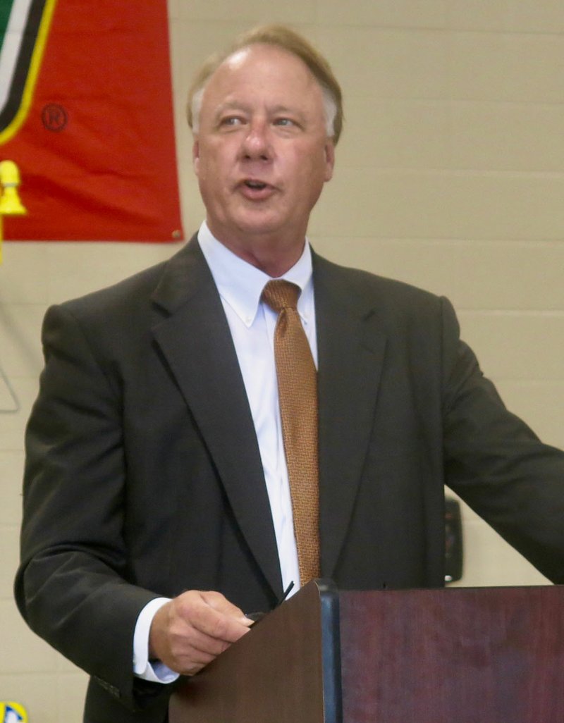 Gravette superintendent announces resignation, honors board members