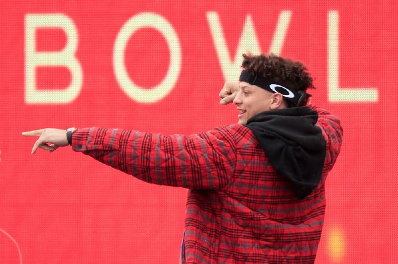 Kansas City quarterback Patrick Mahomes celebrates Wednesday during the Chiefs’ victory parade and rally.
(AP/Orlin Wagner) story.lead_photo.caption