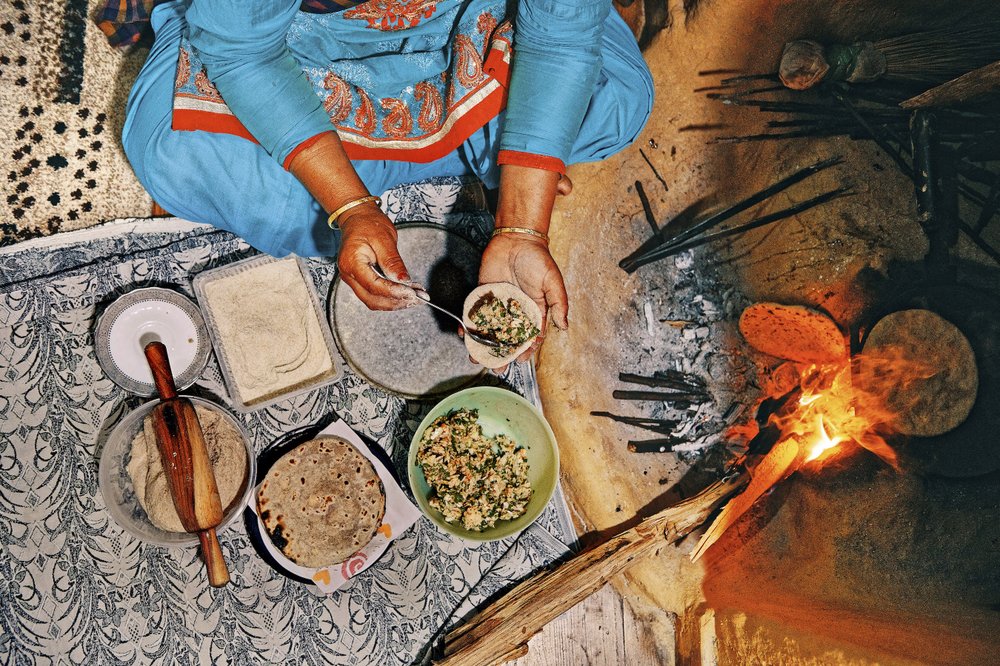 Une femme prépare des roti farcis à la pépinière de Kalasan, près de la ville de Karsog, dans l'Himachal Pradesh, en Inde.  Dans l'Himachal Pradesh, l'État du nord de l'Inde à cheval sur l'Himalaya occidental, les saveurs du Pendjab et du Tibet se rencontrent.  (Le New York Times/Poras Chaudhary)