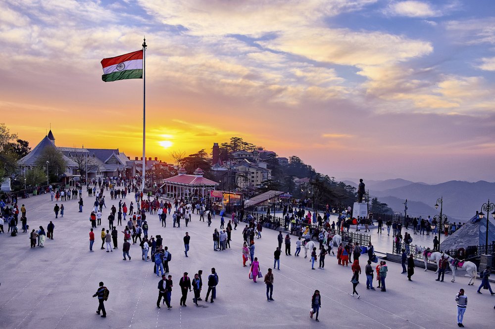 Les foules se rassemblent pour une soirée sur la Ridge, un espace ouvert au cœur de la ville, à Shimla, dans l'Himachal Pradesh, en Inde.  (Le New York Times/Poras Chaudhary)