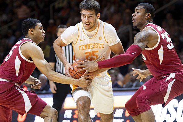 Tennessee guard Santiago Vescovi (25) moves through Arkansas guard Jalen Harris (5) and Arkansas forward Reggie Chaney (35) during an NCAA college basketball game, Tuesday, Feb. 11, 2020 in Knoxville, Tenn. (Brianna Paciorka/Knoxville News Sentinel via AP)


