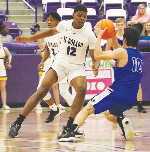 Siandhara Bonnet/News-Times El Dorado's G’savion Levingston defends during the Wildcats’ 5A South contest against Sheridan last month at Wildcat Arena. Levingston had 15 points and seven rebounds off the bench in El Dorado's 86-85 win at Texarkana on Friday. The Wildcats play at Lake Hamilton on Tuesday.