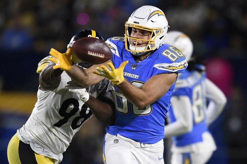 Los Angeles Chargers tight end Hunter Henry (Pulaski Academy, Arkansas Razorbacks) was given the franchise tag on Friday. Henry, a four-year veteran, caught 55 passes for 652 yards in 2019 despite missing four games with a knee injury.
(AP/Kelvin Kuo) story.lead_photo.caption