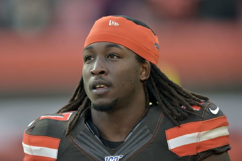 Browns place tender on Kareem Hunt, near deal with TE Hooper