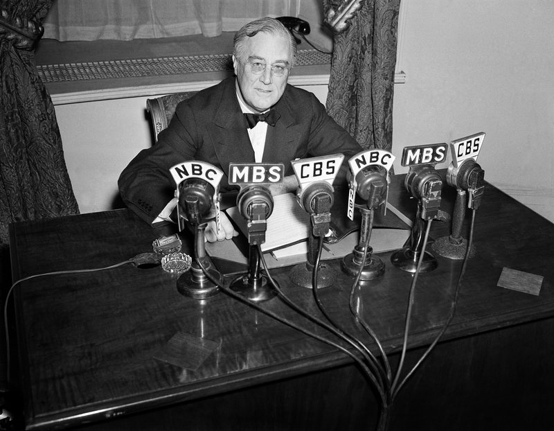 Foto de archivo del 27 de febrero de 1941 de Franklin D. Roosevelt pronunciando un discurso por la radio. Roosvelt gobern&#xf3; durante la depresi&#xf3;n de los a&#xf1;os 30, una grave sequ&#xed;a en el centro de EEUU y la batalla contra los nazis y los japoneses en la Segunda Guerra Mundial, y siempre hizo lo que se le pide a un mandatario en tiempos de crisis: Que tranquilice a la poblaci&#xf3;n. (AP Photo/Henry Griffin, File)