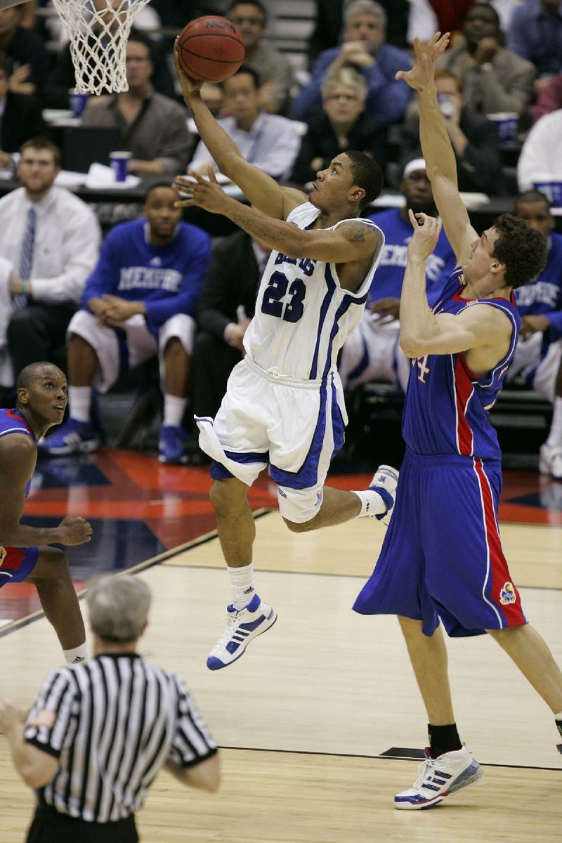 Changing defenses against Memphis star derrick rose (23) during the 2008 ncaa Tournament championship was a mistake, Kansas coach Bill Self admitted while live tweeting during a replay of the game recently. This year’s ncaa Tournament was canceled, but basketball fans have been getting their x with rebroadcasts of classic games. 
(AP File photo) 