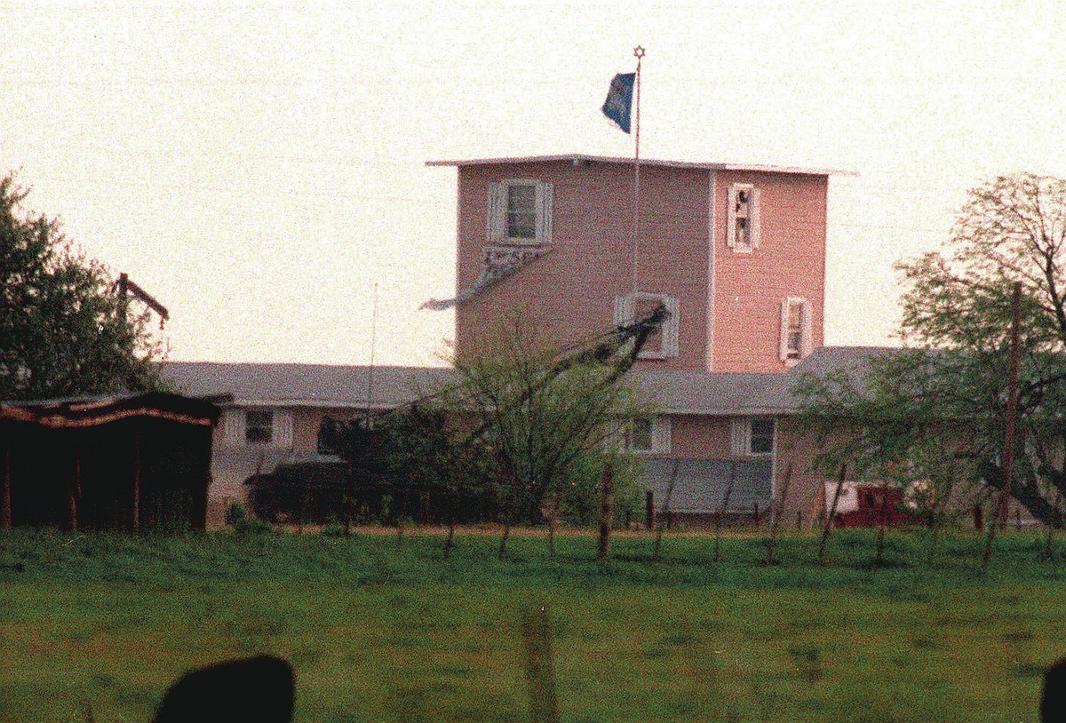 Waco religious sect perishes in 1993 fire after standoff