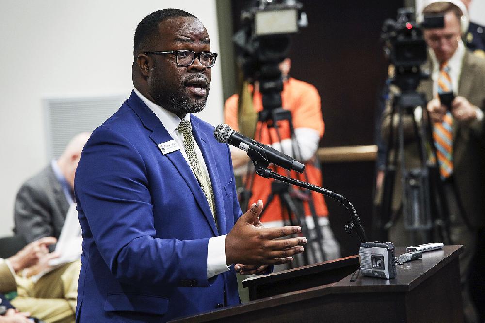 Owoh receives contract extension after first six months as chief of Jacksonville school system - Vimarsana News