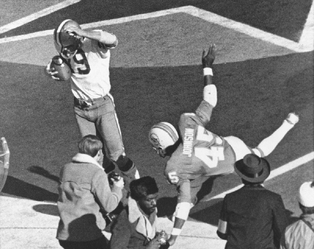 Quarterback ROGER STAUBACH (12) and wide receiver LANCE ALWORTH  (19)--October 11, 1971