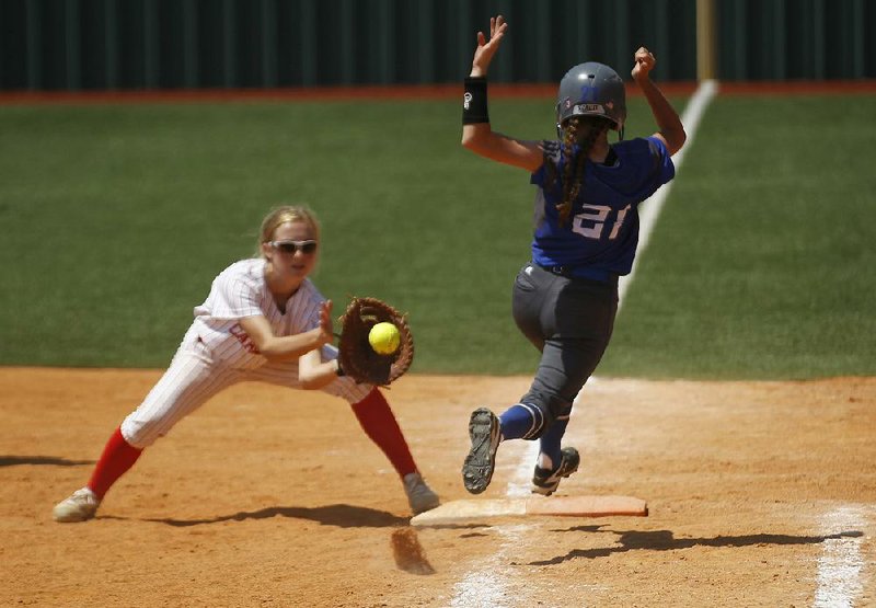 Farmington first baseman Kally Stout (left) hit .439 with 10 home runs when the Lady Cardinals went 25-3 and nished runner-up in Class 4A last season. Stout helped Farmington to a 3-0 start this season before it was canceled. 
(Arkansas Democrat-Gazette/Thomas Metthe) 