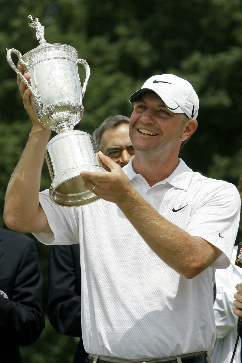 Lucas Glover holds the trophy after winning the U.S. Open at Bethpage State Park’s Black Course in Farmingdale, N.Y., in 2009. Glover was the last U.S. Open champion to have to go through qualifying to get into the tournament. The coronavirus pandemic has canceled local and sectional qualifying. 
(AP le photo) 