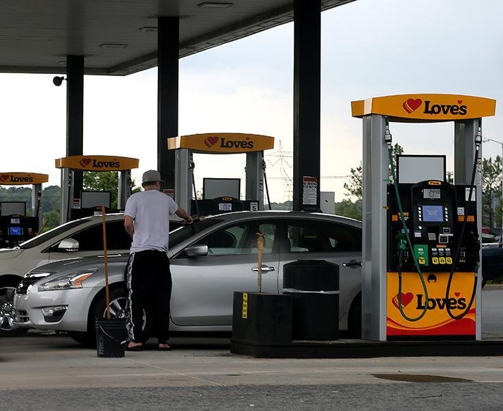 Motorists gas up Friday at a Love’s truck stop on Interstate 30 in south Little Rock as Memorial Day weekend begins.
(Arkansas Democrat-Gazette/Thomas Metthe)