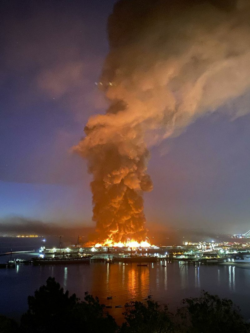 A warehouse burns Saturday morning at Fisherman’s Wharf in San Francisco. Video at arkansasonline.com/524pier/.
(AP/Dan Whaley)