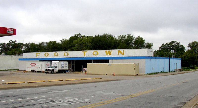 The second Food Town at Poplar and Eighth being remodeled in September 2006 into the supermarket Supermercado La Villita. (Courtesy Photo/James Hales)