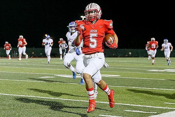 Arkansas quarterback commitment Lucas Coley rushes the ball for Judson High School as a sophomore. (Courtesy Express-News)