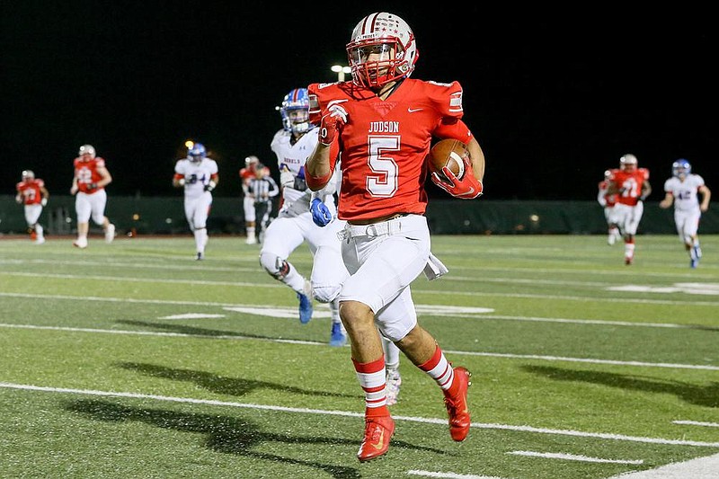 Quarterback Lucas Coley committed to play at Arkansas on Thursday. Coley, shown with Converse (Texas) Judson as a sophomore in 2018, topped 2,000 passing yards and 1,000 rushing yards last season at San Antonio Cornerstone Christian.
(San Antonio Express-News photo)