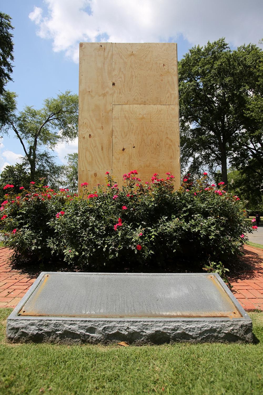 Confederate Monument Removed | The Arkansas Democrat-Gazette - Arkansas ...