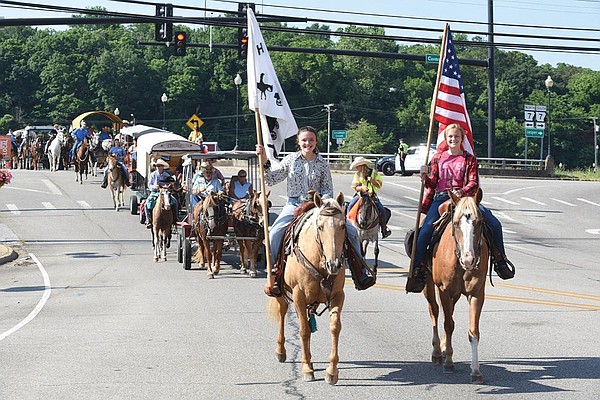Wagon train leaves Harrison, hits trail west for 43rd year
