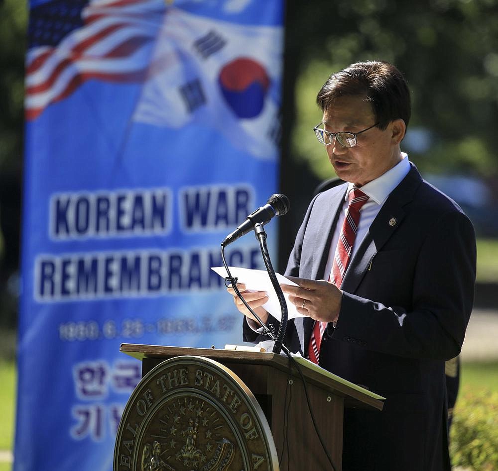Governor Lays Wreath At Little Rock Ceremony Start Of Korean War 