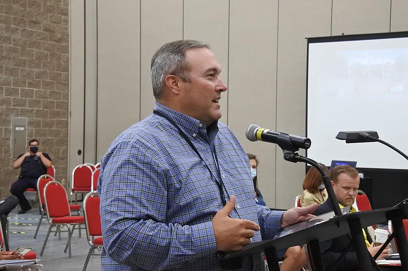 Jeff Dingman, deputy city administrator for Fort Smith, takes ques- tions from the Board of Directors during Tuesday’s study session. (Arkansas Democrat-Gazette/Thomas Saccente) 