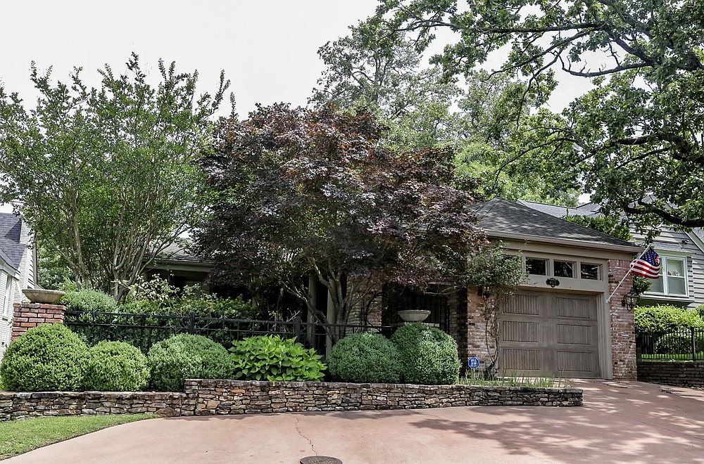 4822 Country Club Boulevard -- Owned by Gaye P. and Robert L. Lanford, this house was sold to J.W. Benafield for $675,000.