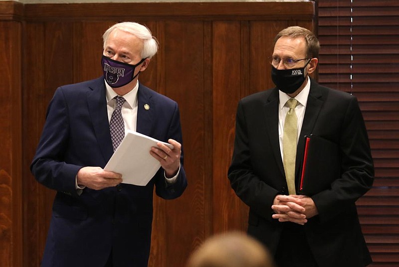 Gov. Asa Hutchinson (left) and state Health Secretary Nate Smith confer before the start of Wednesday’s briefing, held at the University of Central Arkansas in Conway. More photos at arkansasonline.com/716briefing/.
(Arkansas Democrat-Gazette/Thomas Metthe)