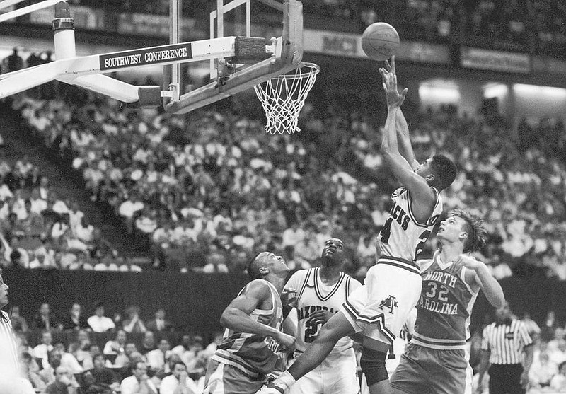 Lenzie Howell (shooting) was the MVP of the 1990 NCAA Tournament Midwest Regional for the Arkansas Razorbacks. Howell died Saturday in his hometown of Dallas at the age of 52. (Photo courtesy University of Arkansas athletics) 