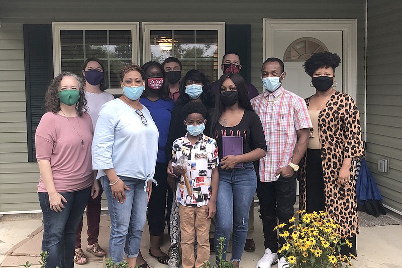 Pictured are Habitat Board Members Amanda Cooley, Rebekah Biernacki, Jennifer Hamilton, Erin Malone, Jason Hardy, and Adam Tinsley; with El Dorado Mayor Veronica Smith-Creer; and new home owner Tyronza Sharell Berry, her son Mar’Kaiden Baker, mother Earnestine Walker and brother Tyrell Berry.