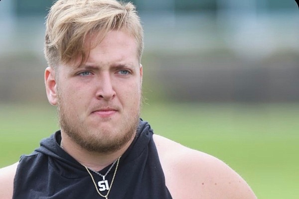 South Carolina junior offensive lineman Eli Henderson.