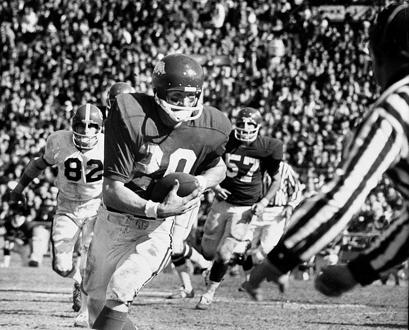 Chuck Dicus races to the end zone for an Arkansas touchdown in the 1969 Sugar Bowl against Georgia. Dicus, an All-American wide receiver for the Razorbacks in 1969-70, was enshrined in the College Football Hall of Fame in South Bend, Ind. on Aug. 11, 2000. 
(AP le photo) 
