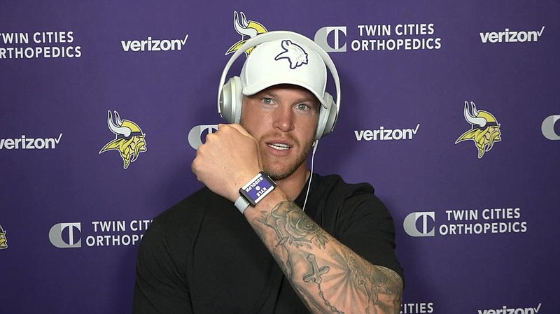 Minnesota Vikings tight end Kyle Rudolph displays a proximity tracking device that players and staff are wearing as part of coronavirus protocols.
(AP/Dave Campbell)