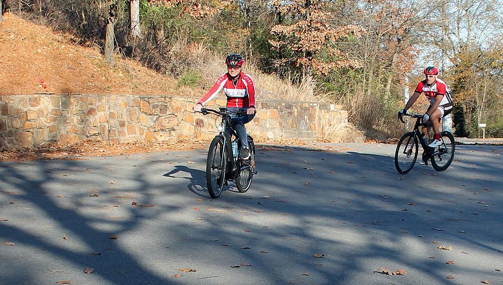 Regina Seelinger (levo) in njen mož Mat vozita e-kolesa po strmem hribu v North Little Rocku na tej fotografiji iz decembra 2018; večina kolesarjev poroča, da jim je všeč sposobnost pedala za pomoč kolesom. (Arkansas Democrat-Gazette / fotografija datoteke)