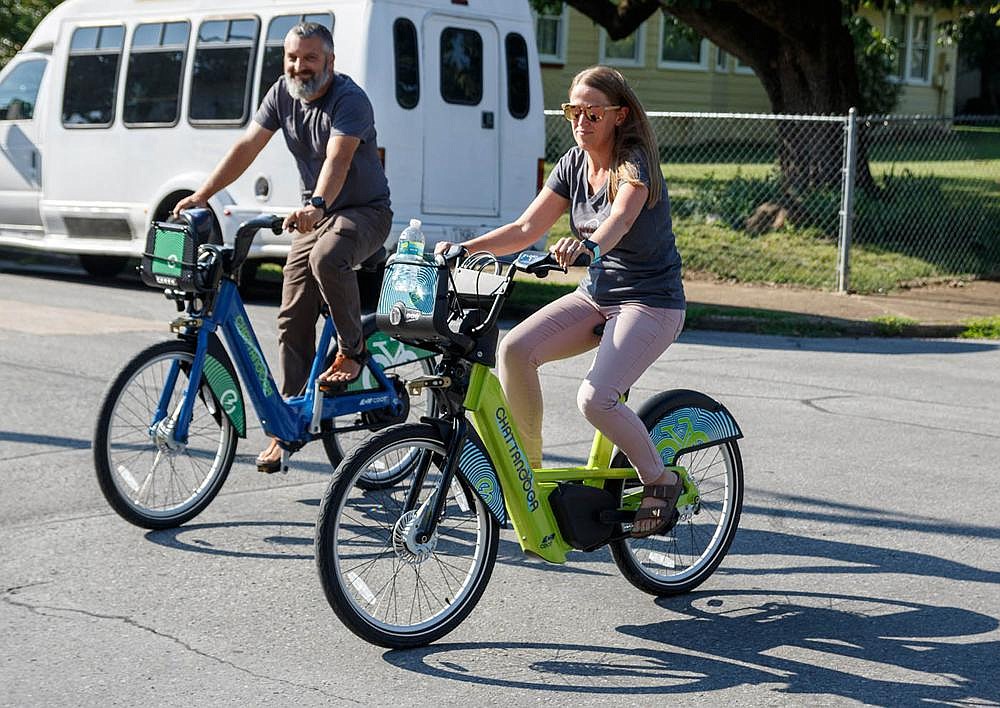 Scott Acord (sinistra) è Holly Acord facenu un test di prova durante u lanciamentu di una stazione di noleggio di biciclette in u Parcu Tatum di Chattanooga in lugliu 2019; hè saggiu per i piloti di familiarizzassi cù e-bikes prima di piglià a strada. (Chattanooga Times Free Press / file di foto)