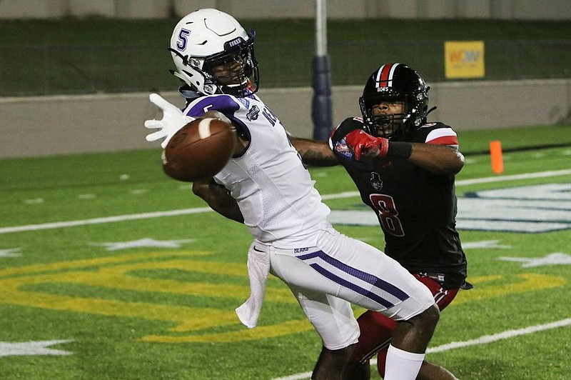 Central Arkansas’ Lajuan Winningham (5) reaches for the ball in front of Austin Peay defensive back Isaiah Norman on Saturday during the Bears’ 24-17 victory over the Governors in Montgomery, Ala. Winningham caught a 10-yard touchdown pass from Breylin Smith with 34 seconds left to give the Bears the victory.
(Photo courtesy of University of Central Arkansas)