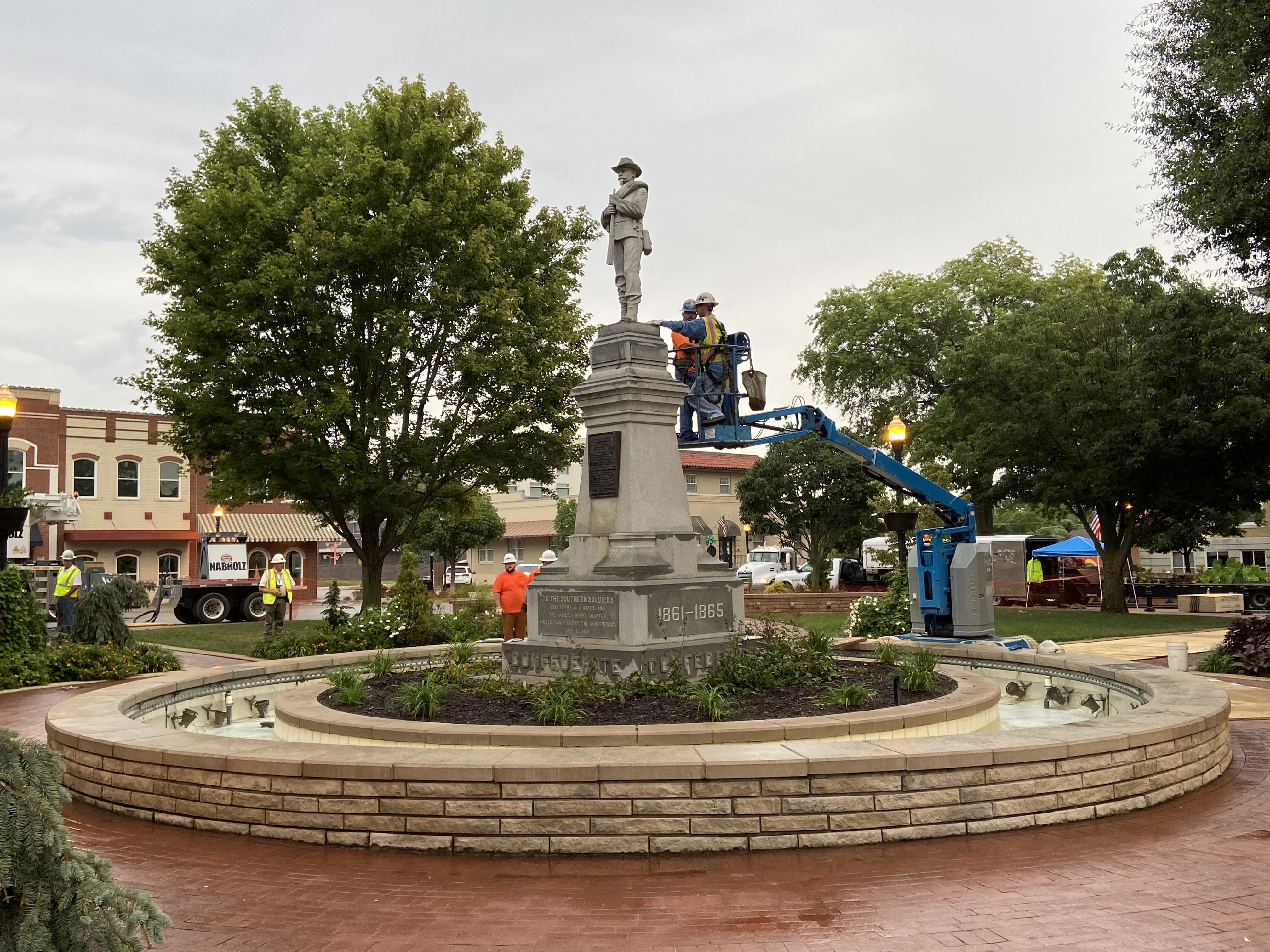 Crews Remove Confederate Monument From Bentonville Square