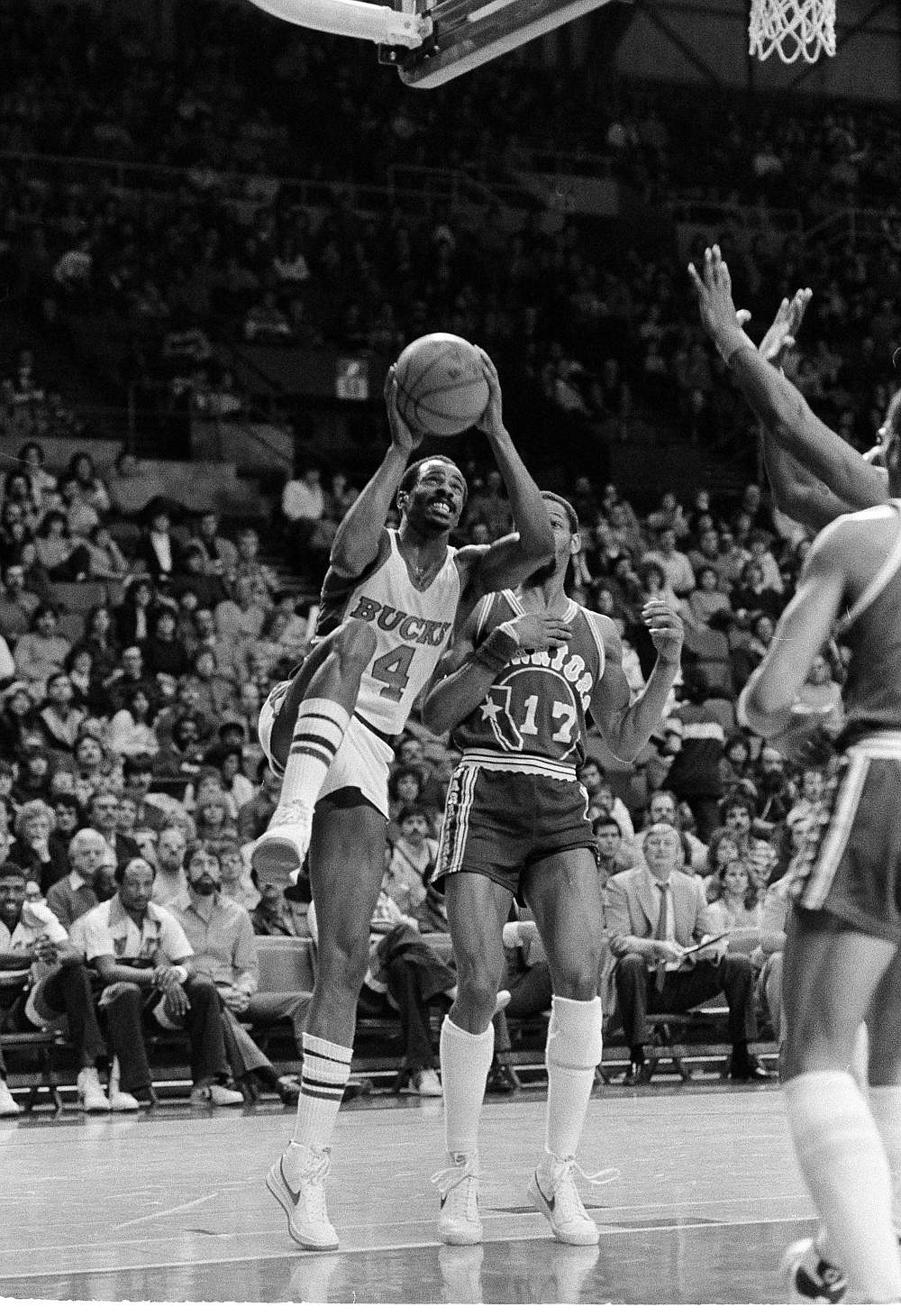 WholeHogSports - Sidney Moncrief made career of stopping best