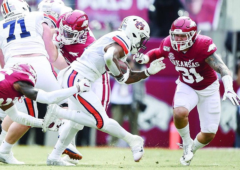 Arkansas senior linebacker Grant Morgan (right), who was named one of four team captains this week, said he was pleased by the improvement of the Razorbacks’ linebackers during fall drills.
(NWA Democrat-Gazette/Charlie Kaijo)