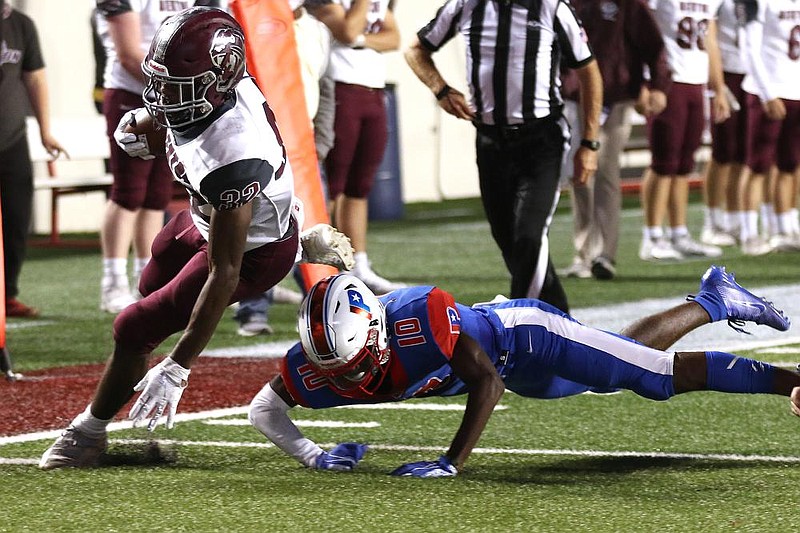 Benton running back Michael Jefferson (left) runs past Little Rock Parkview cornerback Tayvionn Haney for a 11-yard touchdown run during the fourth quarter of the Panthers’ 30-20 victory over the Patriots on Friday at War Memorial Stadium in Little Rock. More photos at arkansasonline.com/1010bentonparkview/.
(Arkansas Democrat-Gazette/Thomas Metthe)