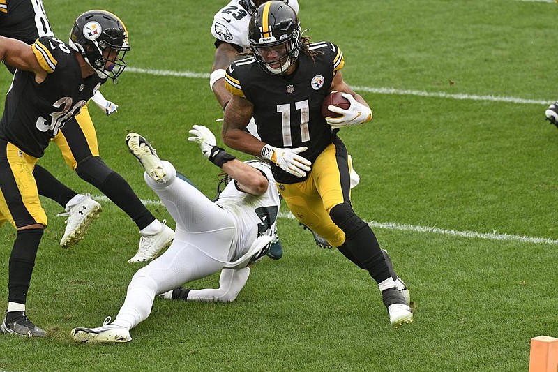 Pittsburgh wide receiver Chase Claypool scores on a 3-yard pass during the second half Sunday against the Philadelphia eagles in Pittsburgh. Claypool became the first Steelers player to score four times in a game since wide receiver roy Jefferson did it in 1968. (aP/don Wright) 