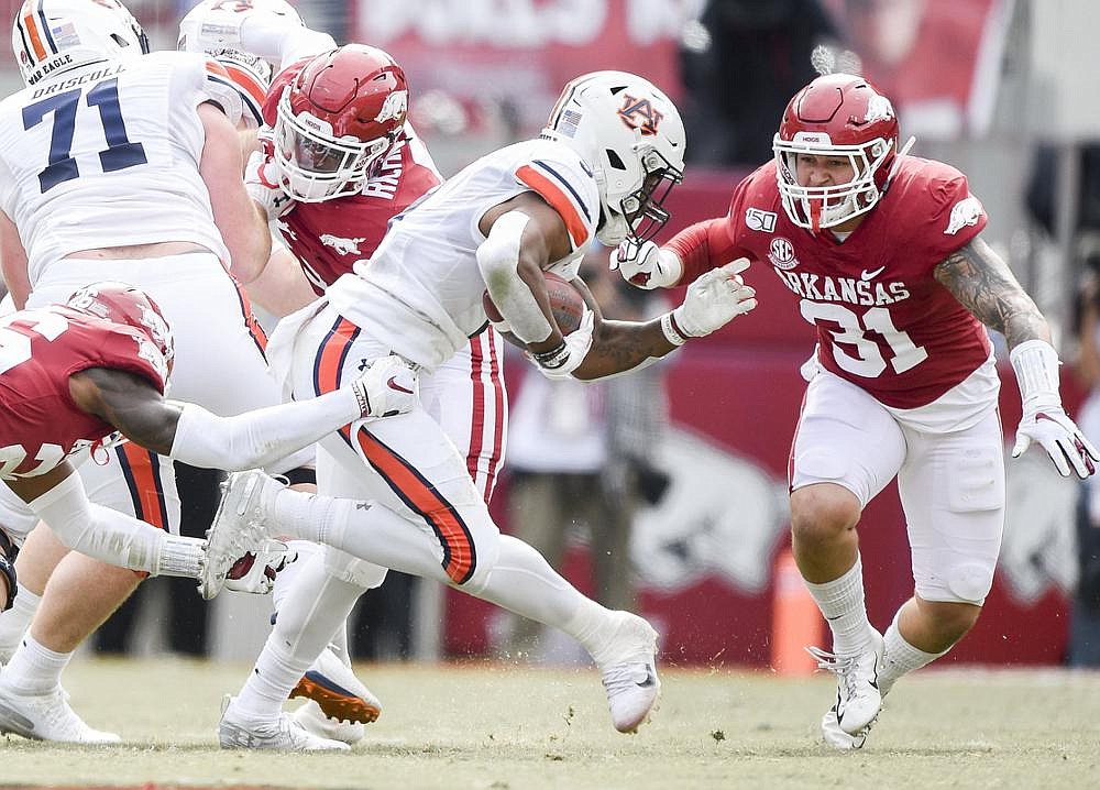 Arkansas Razorbacks Linebacker Grant Morgan Wins the Prestigious Burlsworth  Trophy