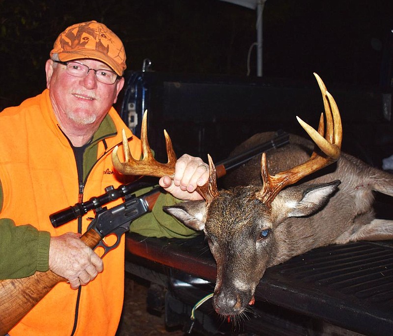 Killing mature bucks in the rut, like this one Mike Romine of Mabelvale bagged in 2018, involves a three-prong strategy. (Democrat-Gazette  le photo)