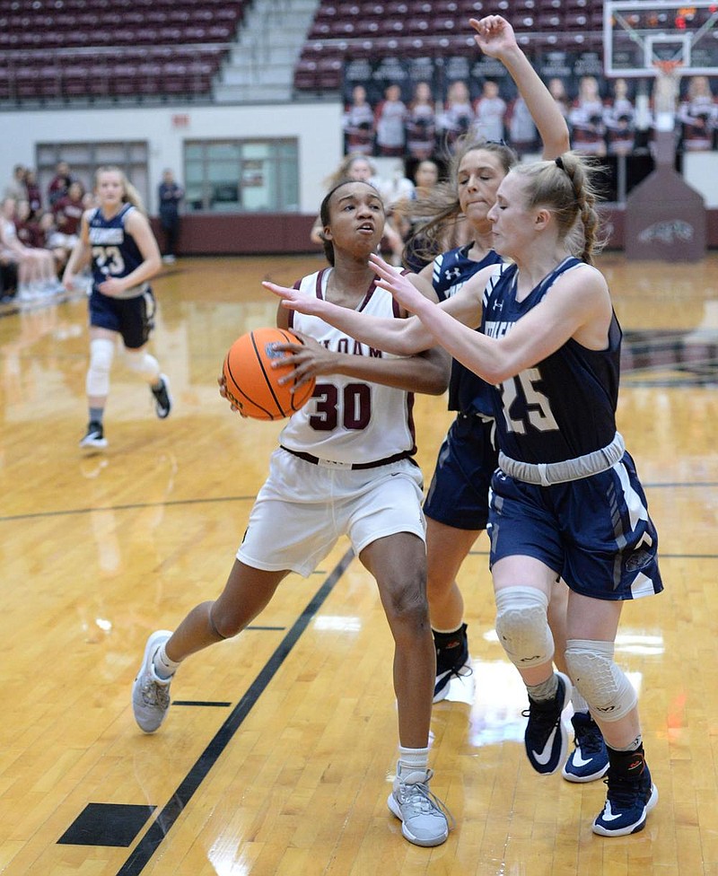 Greenwood’s Shea Goodwin (25), here defending against Jael Harried of Siloam Springs last season, returns to lead top-ranked Greenwood. Goodwin is headed to the University of Arkansas at Monticello next year.
(NWA Democrat-Gazette/Andy Shupe)